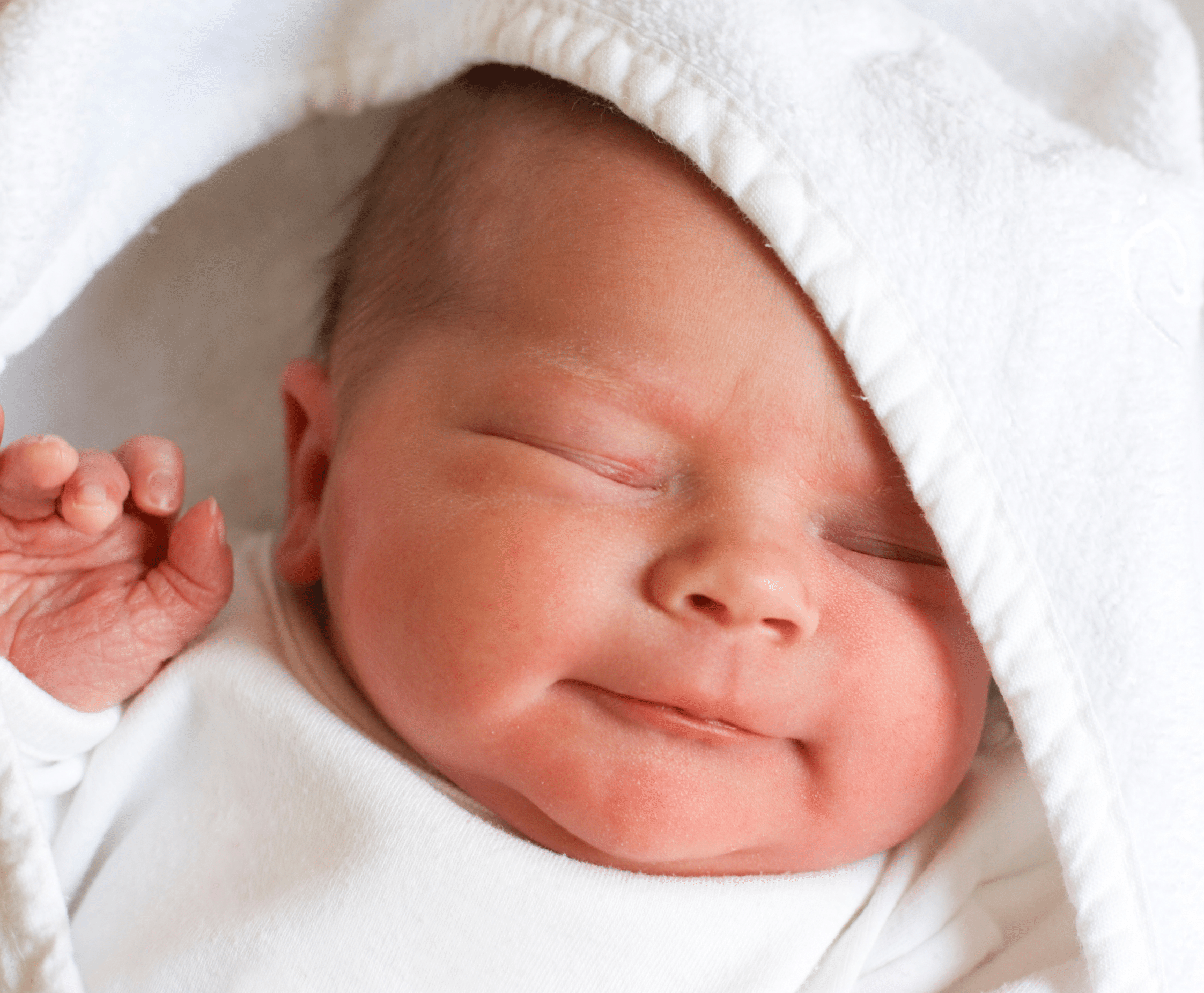 Bild eines glücklichen Neugeborenen zeigt die Vorteile einer Schwangerschaftsmassage für dein Baby